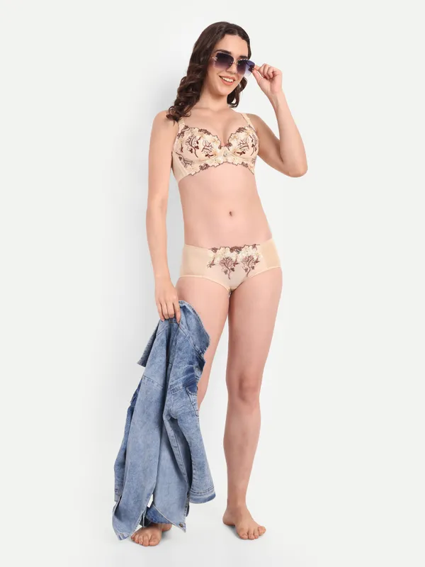 Feel_Adore_And_Beautiful_with_Embroidered_Lace_Steel-Ring_Bra_Set