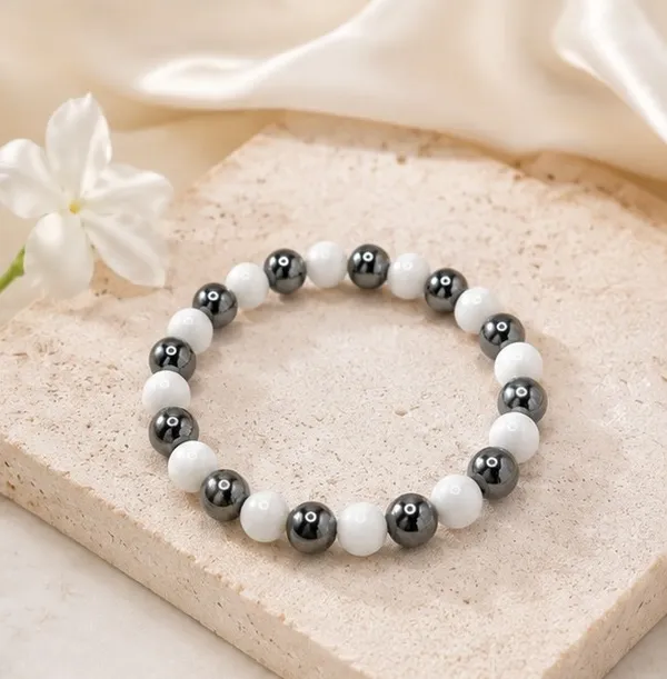 Minimalist_Metallic_and_White_Stone_Beaded_Bracelet_-_Handmade_Balancing_Stretch_Bracelet_for_Men_&_Women