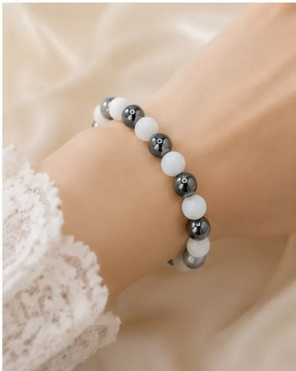 Minimalist_Metallic_and_White_Stone_Beaded_Bracelet_-_Handmade_Balancing_Stretch_Bracelet_for_Men_&_Women