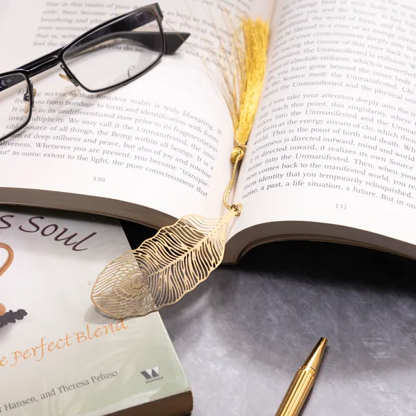 Handcrafted_Brass_Bookmark_?_Peacock_Feather_Design_with_Tassel,_Elegant_Book_Lover_Gift_&_Reading_Accessory