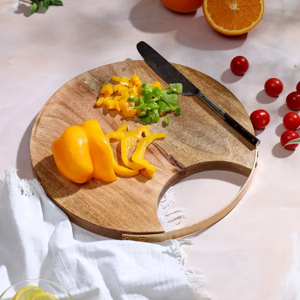 Brown_Wooden_Round_Chopping_Board_In_Mangowood_With_Metal_Handle_,_Multipurpose_Wooden_Board_For_Home_&_Dining_Table_(_(25X25)Cm_)