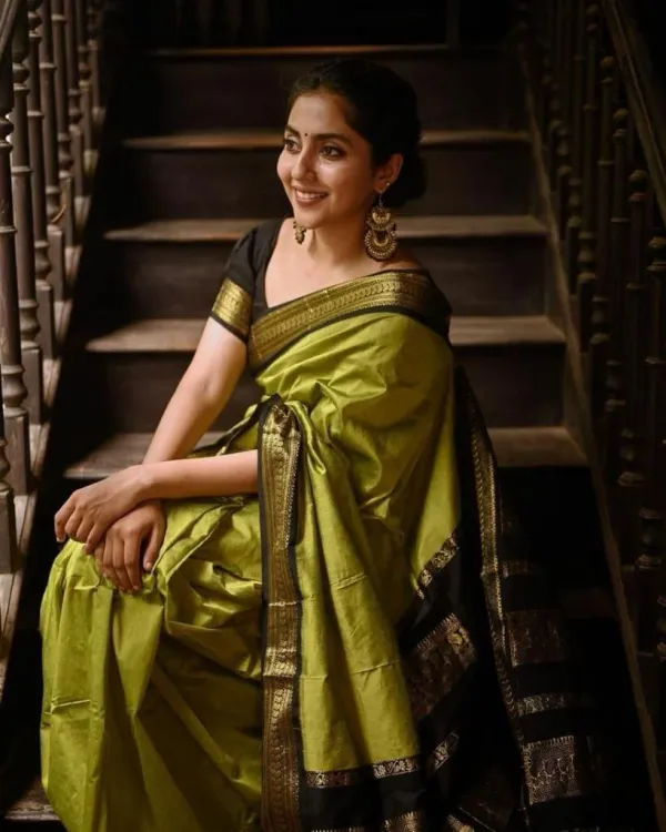 Green_Saree_With_Soft_Lichi_Silk_Fabric_With_Jacquard_Work_With_For_Women