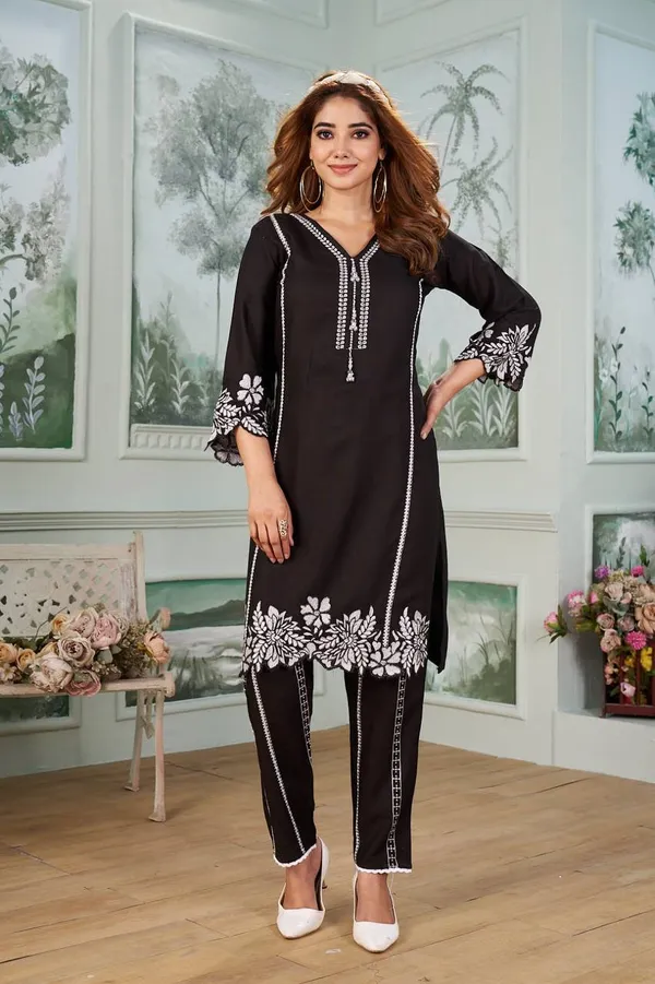 Elegant_Black_Embroidered_Kurta_Set_with_White_Floral_Detailing