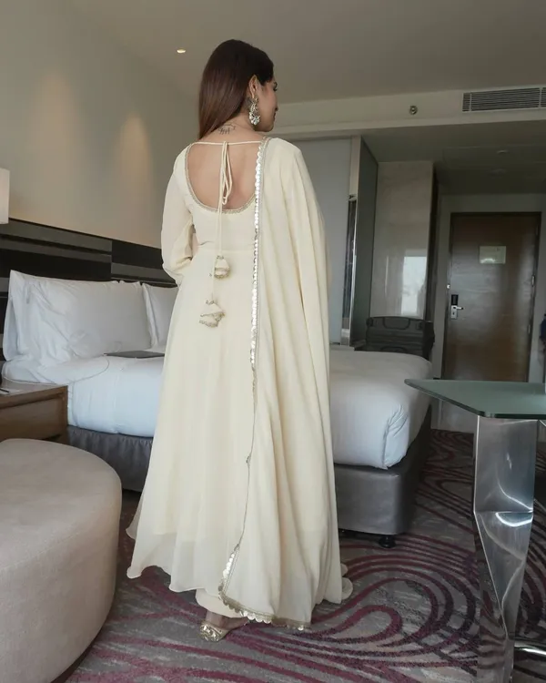 Graceful_Ivory_Anarkali_with_Minimal_Gold_Detailing
