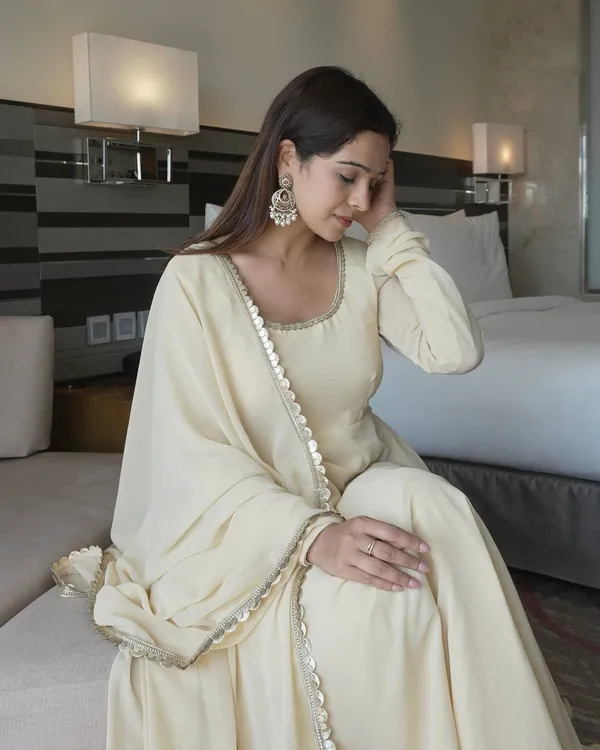 Graceful_Ivory_Anarkali_with_Minimal_Gold_Detailing