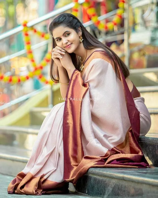 Cream_Saree_With_Soft_Lichi_Silk_Fabric_With_Jacquard_Work_For_Women