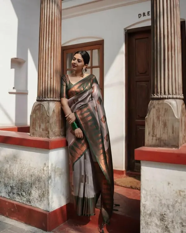 Green_Saree_With_Soft_Lichi_Silk_Fabric_With_Jacquard_Work_For_Women