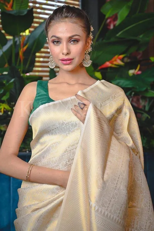 Off_White_Saree_With_Soft_Lichi_Silk_Fabric_With_Jacquard_Work_With_For_Women
