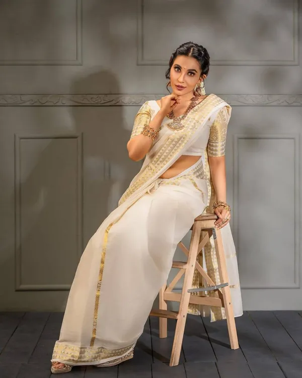 Off_White_Soft_Banarasi_Silk_Saree_With_Gold_Zari_Jacquard_Work_For_Women