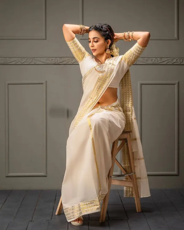 Off_White_Soft_Banarasi_Silk_Saree_With_Gold_Zari_Jacquard_Work_For_Women
