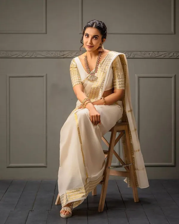 Off_White_Soft_Banarasi_Silk_Saree_With_Gold_Zari_Jacquard_Work_For_Women