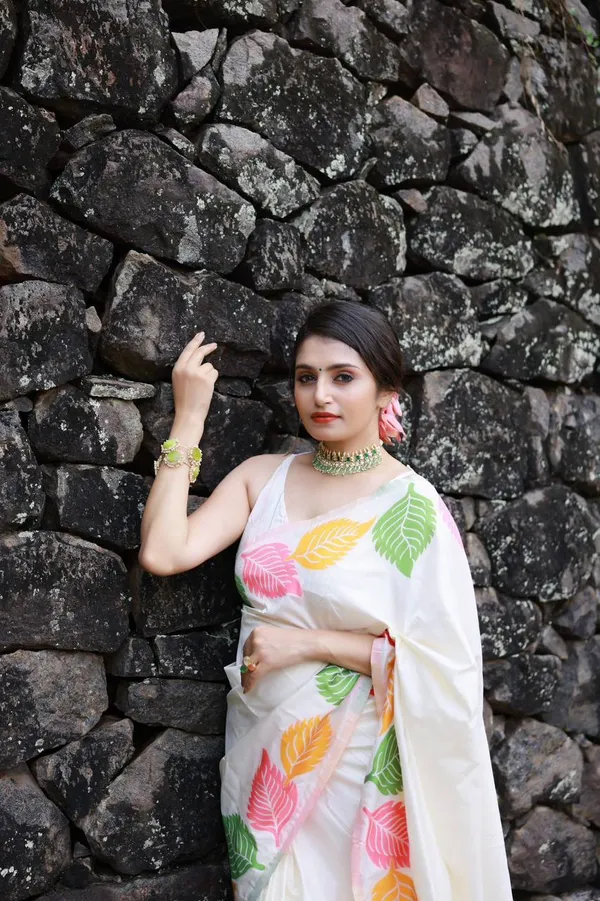 White_Saree_With_Soft_Banarasi_Silk_Fabric_With_Golden_Zari_Work_Work_For_Women