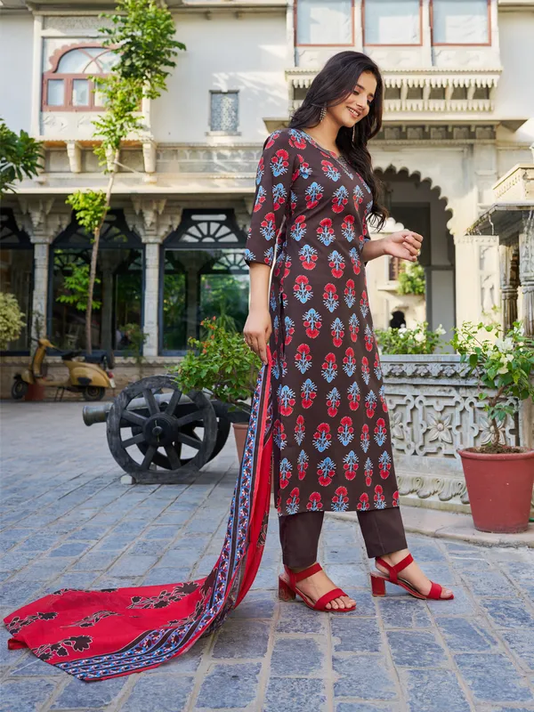 Brown_Cotton_Blend_Straight_Calf_Length_Keyhole_Neck_Kurta_Sets_For_Women