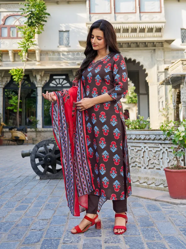 Brown_Cotton_Blend_Straight_Calf_Length_Keyhole_Neck_Kurta_Sets_For_Women