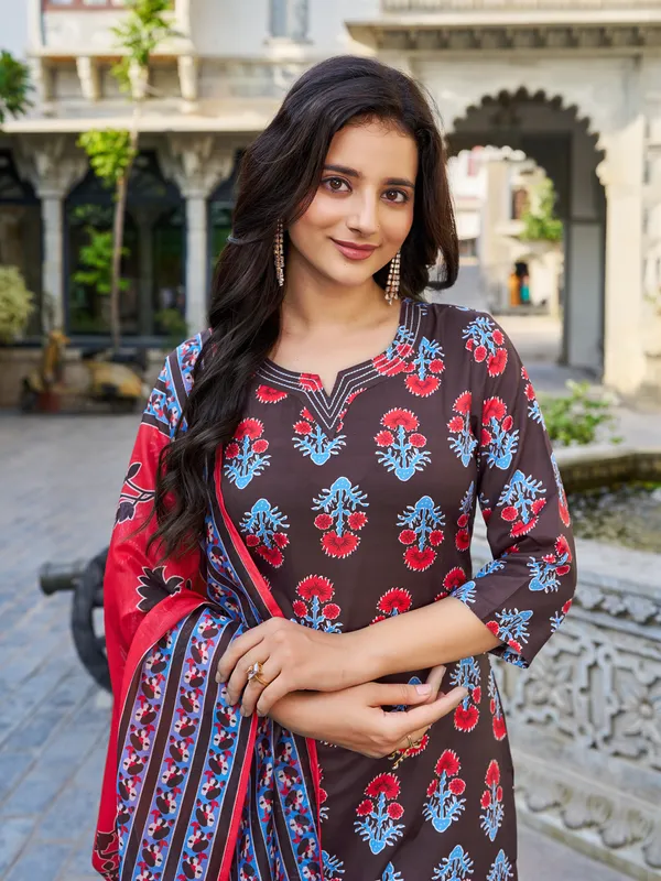 Brown_Cotton_Blend_Straight_Calf_Length_Keyhole_Neck_Kurta_Sets_For_Women