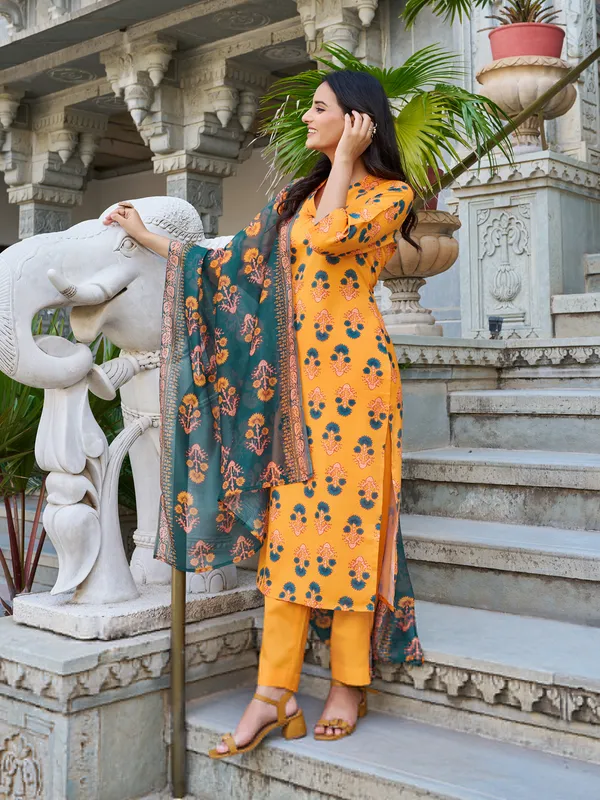 Yellow_Cotton_Blend_Straight_Calf_Length_V-Neck_Kurta_Sets_For_Women