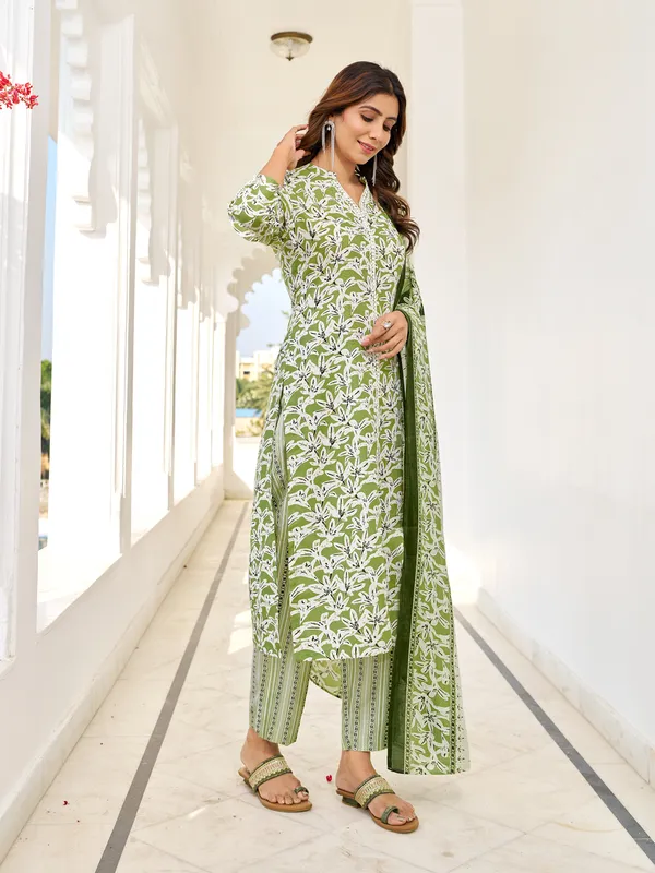 Green_Cotton_Blend_Straight_Calf_Length_V-Neck_Kurta_Sets_For_Women