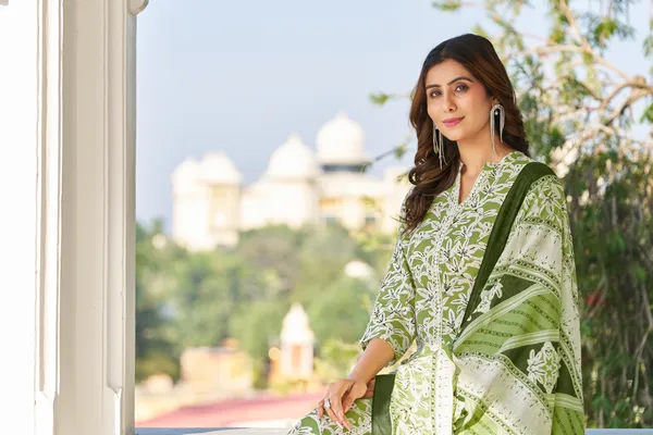 Green_Cotton_Blend_Straight_Calf_Length_V-Neck_Kurta_Sets_For_Women