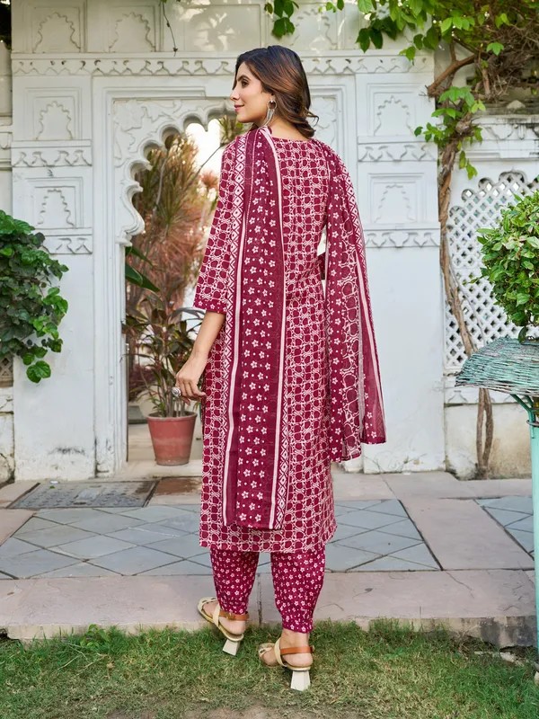 Red_Cotton_Blend_Straight_Calf_Length_V-Neck_Kurta_Sets_For_Women
