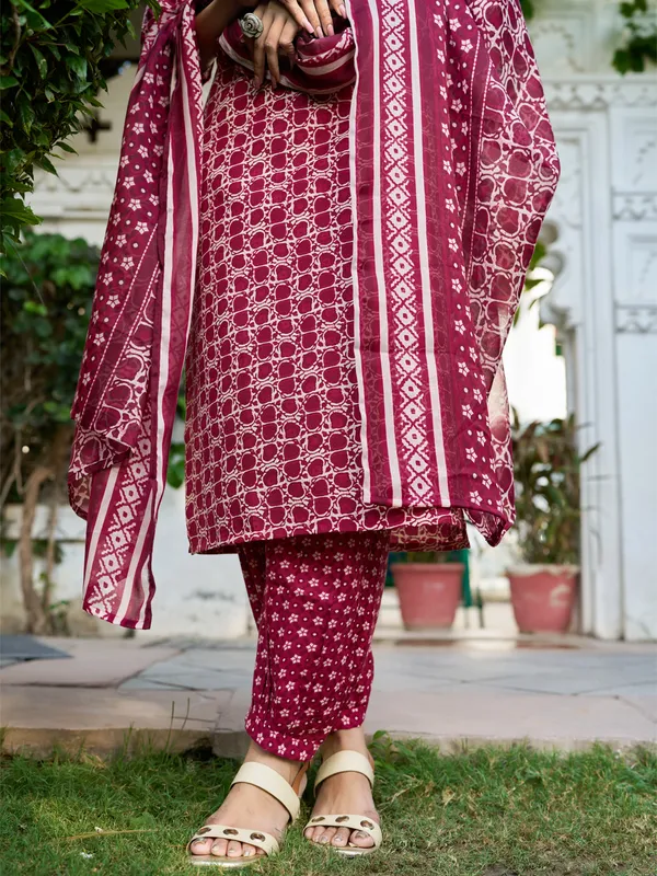 Red_Cotton_Blend_Straight_Calf_Length_V-Neck_Kurta_Sets_For_Women