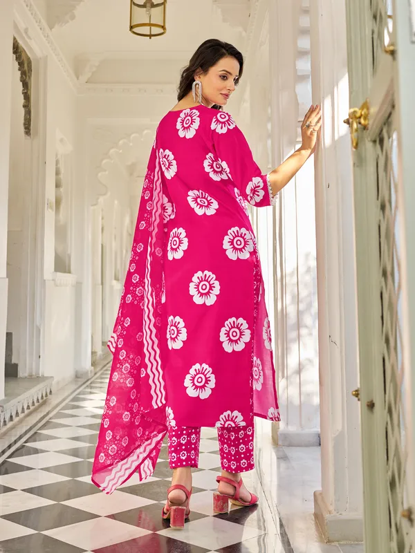 Pink_Cotton_Blend_Straight_Calf_Length_V-Neck_Kurta_Sets_For_Women