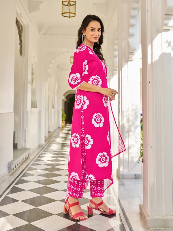 Pink_Cotton_Blend_Straight_Calf_Length_V-Neck_Kurta_Sets_For_Women