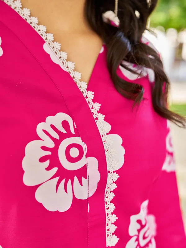 Pink_Cotton_Blend_Straight_Calf_Length_V-Neck_Kurta_Sets_For_Women