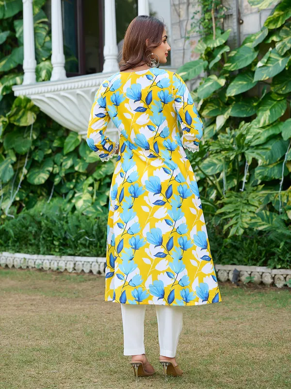 Yellow_Silk_Blend_Straight_Calf_Length_V-Neck_Kurta_Sets_For_Women