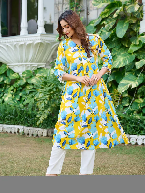 Yellow_Silk_Blend_Straight_Calf_Length_V-Neck_Kurta_Sets_For_Women