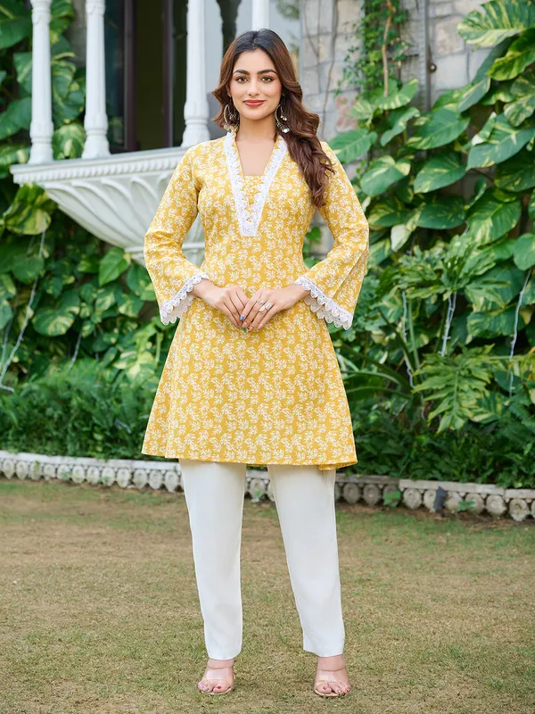 Yellow_Silk_Blend_Straight_Calf_Length_V-Neck_Kurta_Sets_For_Women