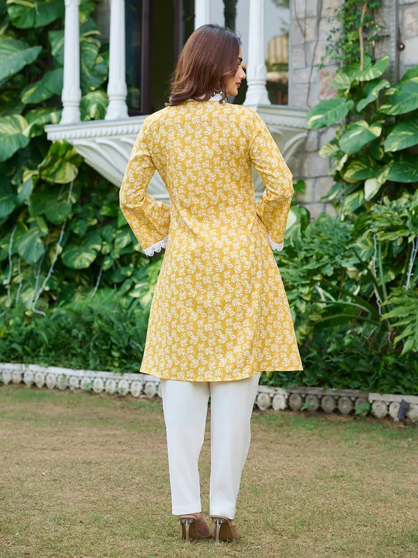 Yellow_Silk_Blend_Straight_Calf_Length_V-Neck_Kurta_Sets_For_Women