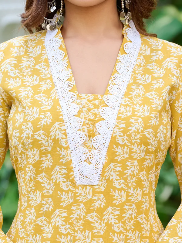 Yellow_Silk_Blend_Straight_Calf_Length_V-Neck_Kurta_Sets_For_Women