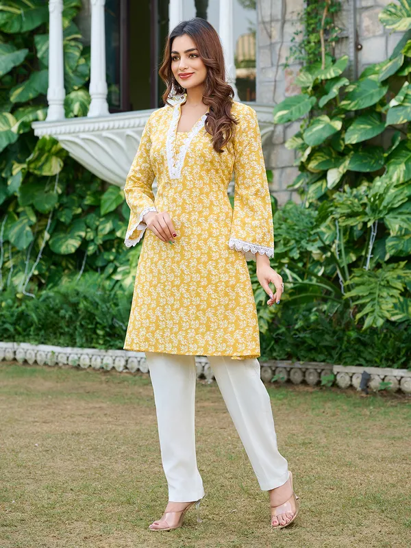 Yellow_Silk_Blend_Straight_Calf_Length_V-Neck_Kurta_Sets_For_Women