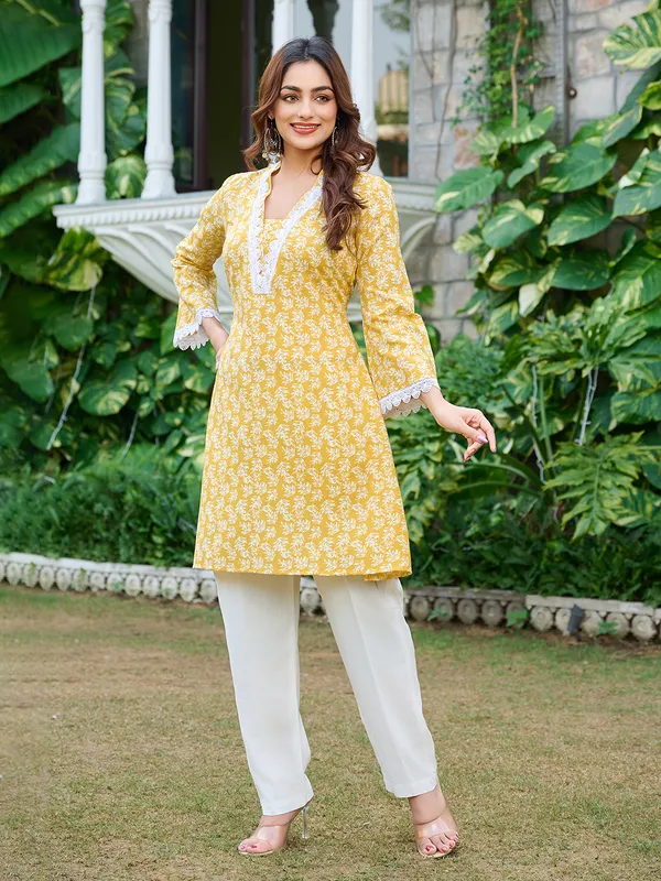Yellow_Silk_Blend_Straight_Calf_Length_V-Neck_Kurta_Sets_For_Women
