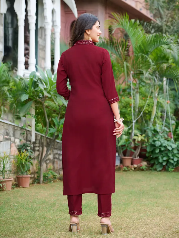 Maroon_Silk_Blend_Straight_Calf_Length_V-Neck_Kurta_Sets_For_Women