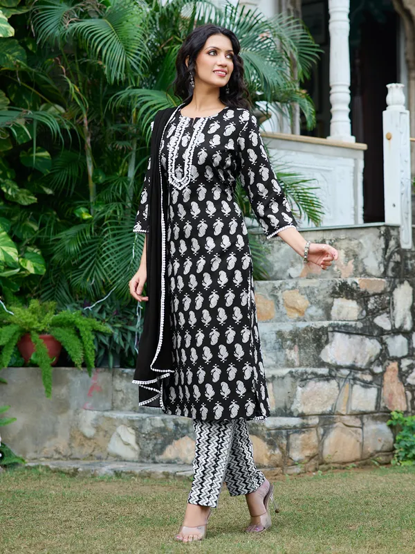 Black_Silk_Blend_Straight_Calf_Length_Round_Neck_Kurta_Sets_For_Women