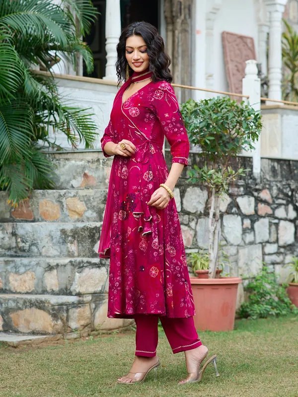 Pink_Silk_Blend_Straight_Calf_Length_V-Neck_Kurta_Sets_For_Women
