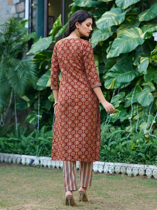 Brown_Silk_Blend_Straight_Calf_Length_Sweetheart_Neck_Kurta_Sets_For_Women