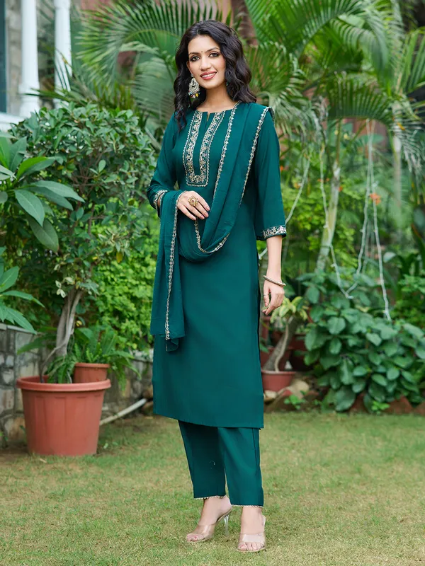 Teal_Silk_Blend_Straight_Calf_Length_Sweetheart_Neck_Kurta_Sets_For_Women