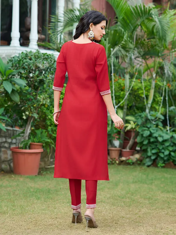 Red_Silk_Blend_Straight_Calf_Length_V-Neck_Kurta_Sets_For_Women
