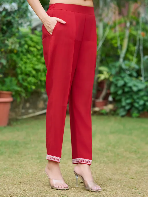 Red_Silk_Blend_Straight_Calf_Length_V-Neck_Kurta_Sets_For_Women