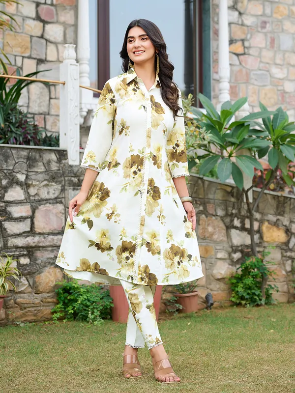 White_Silk_Blend_Straight_Calf_Length_Shirt_Collar_Kurta_Sets_For_Women