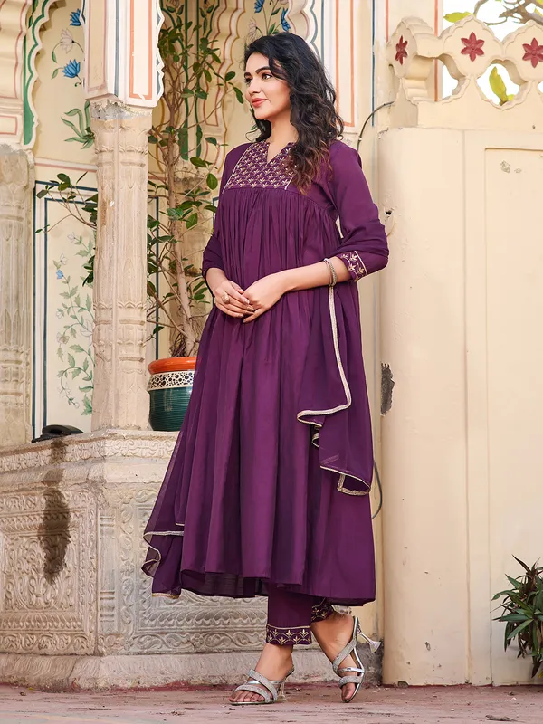 Purple_Cotton_Blend_Straight_Calf_Length_V-Neck_Kurta_Sets_For_Women