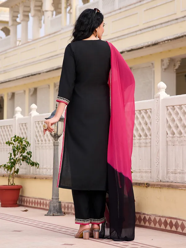 Black_Cotton_Blend_Straight_Calf_Length_Round_Neck_Kurta_Sets_For_Women