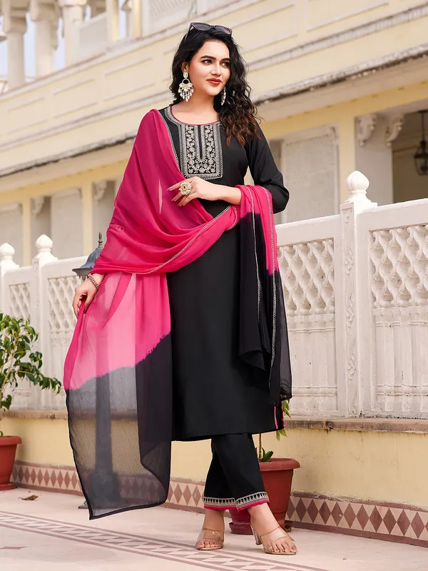 Black_Cotton_Blend_Straight_Calf_Length_Round_Neck_Kurta_Sets_For_Women