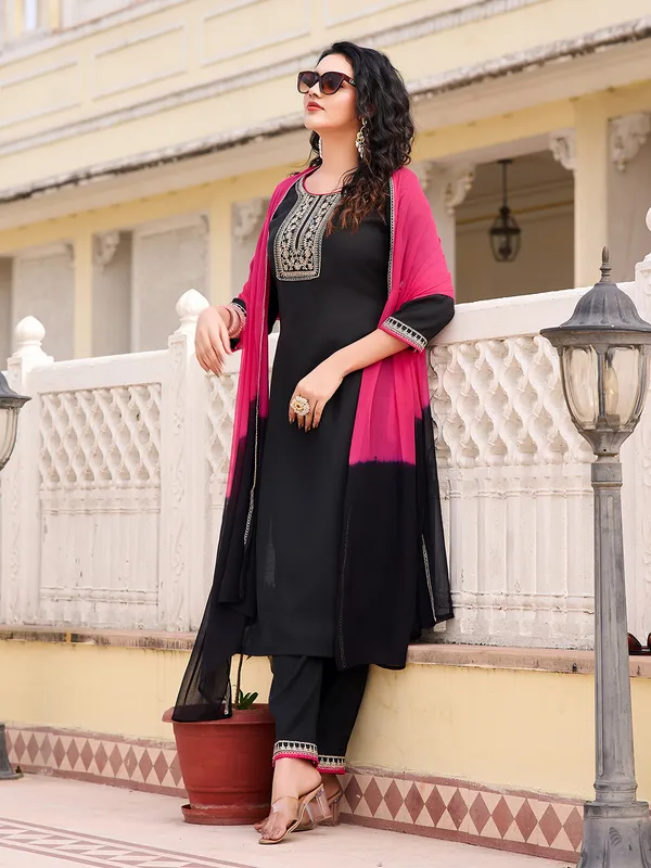 Black_Cotton_Blend_Straight_Calf_Length_Round_Neck_Kurta_Sets_For_Women