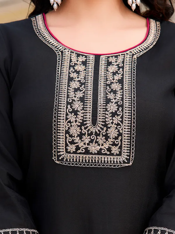 Black_Cotton_Blend_Straight_Calf_Length_Round_Neck_Kurta_Sets_For_Women