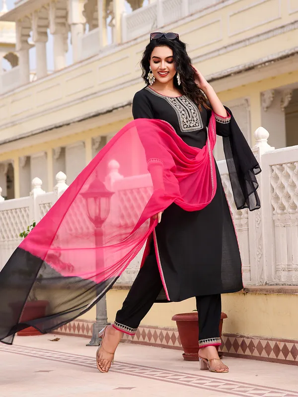 Black_Cotton_Blend_Straight_Calf_Length_Round_Neck_Kurta_Sets_For_Women