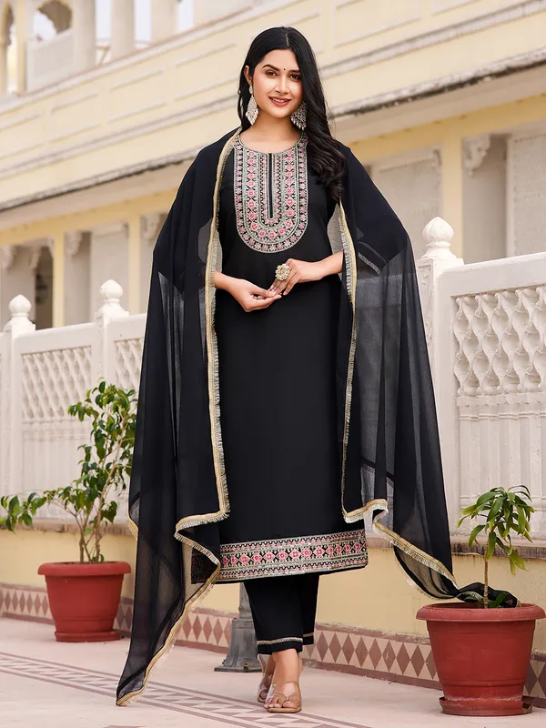 Black_Cotton_Blend_Straight_Calf_Length_Round_Neck_Kurta_Sets_For_Women