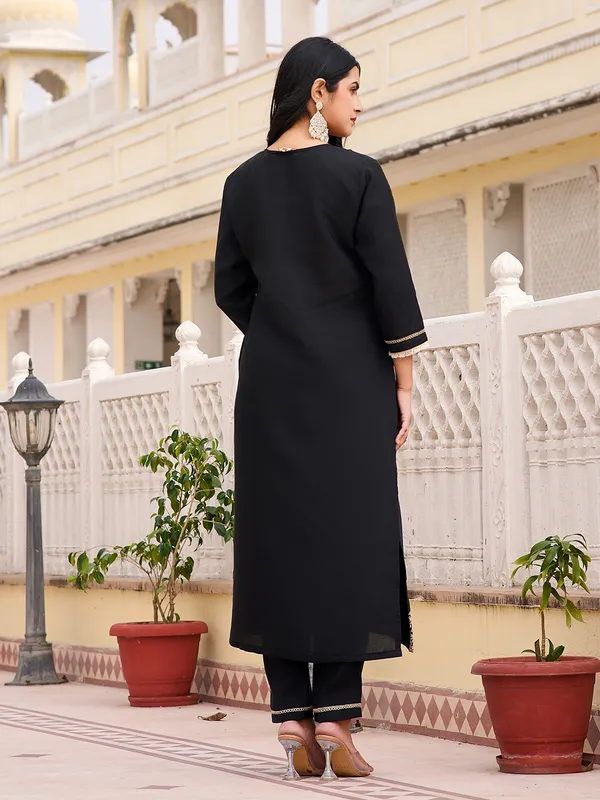 Black_Cotton_Blend_Straight_Calf_Length_Round_Neck_Kurta_Sets_For_Women